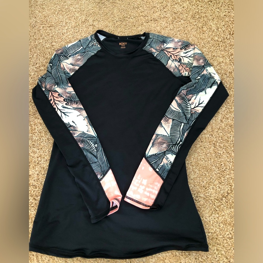 Roxy Floral Black Long Sleeve Rashguard. In EUC. size Small